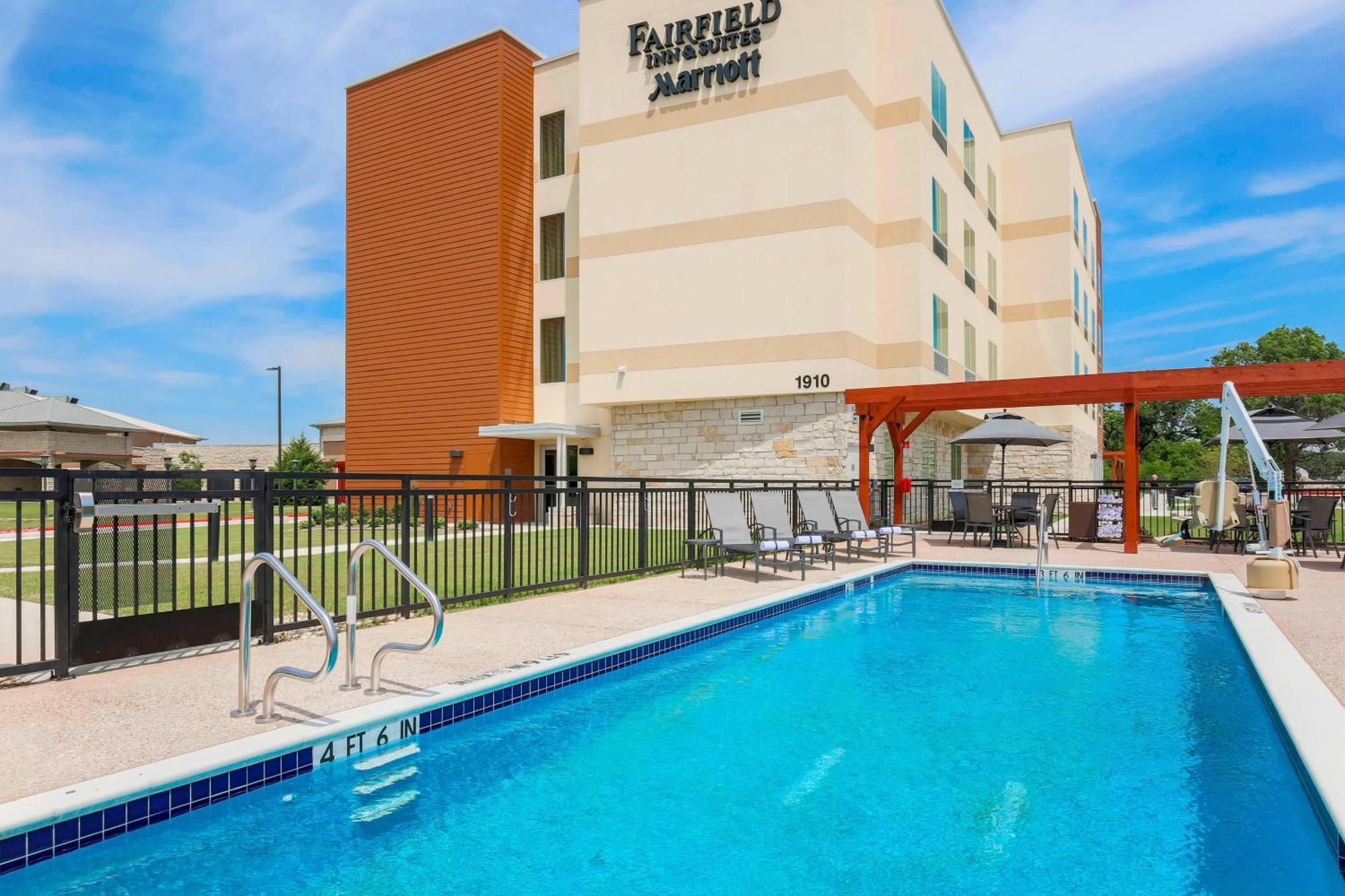 Fairfield Inn & Suites By Marriott Decatur At Decatur Conference Center Exterior photo